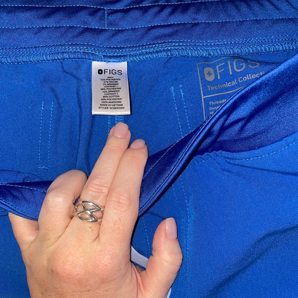 Figs W size L scrub pants and scrub shirt worn twice - Picture 2 of 6